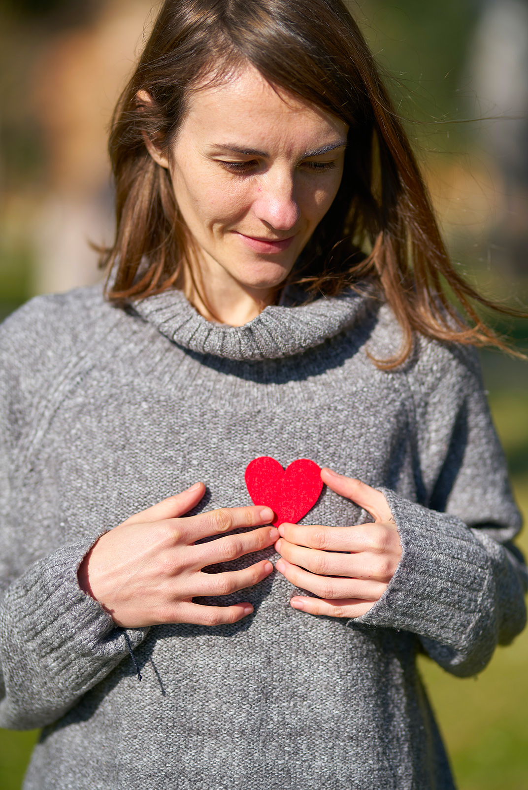 Femme avec un coeur rouge